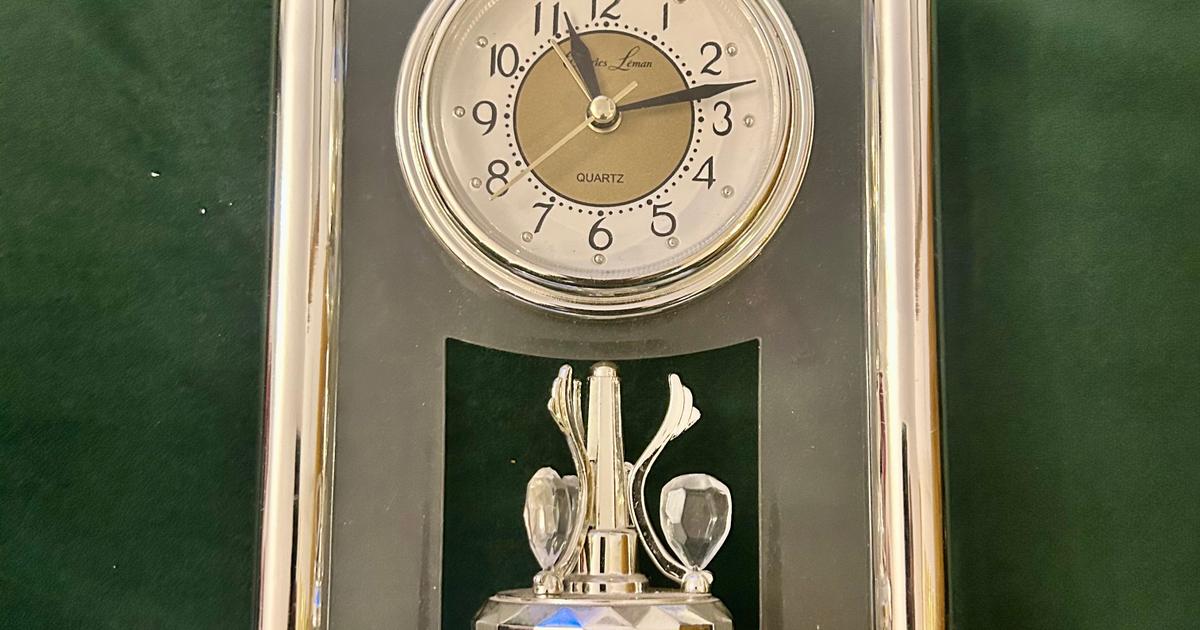 Horloge à mouvement doré à pile